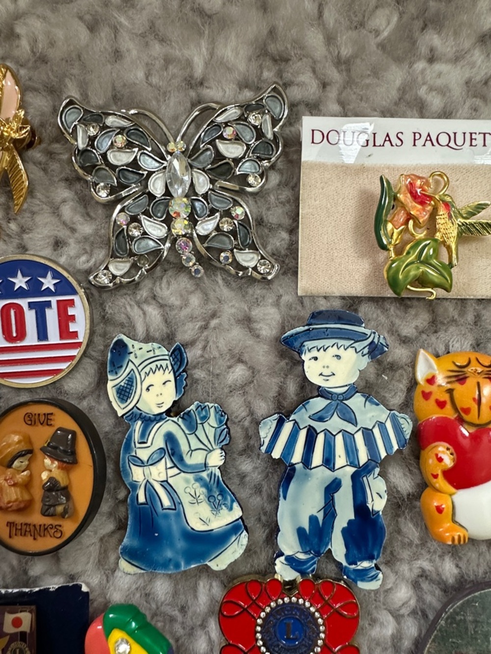 Eclectic Lot of Vintage Enamel, Wood, and Glass Brooches - Picture 5 of 5